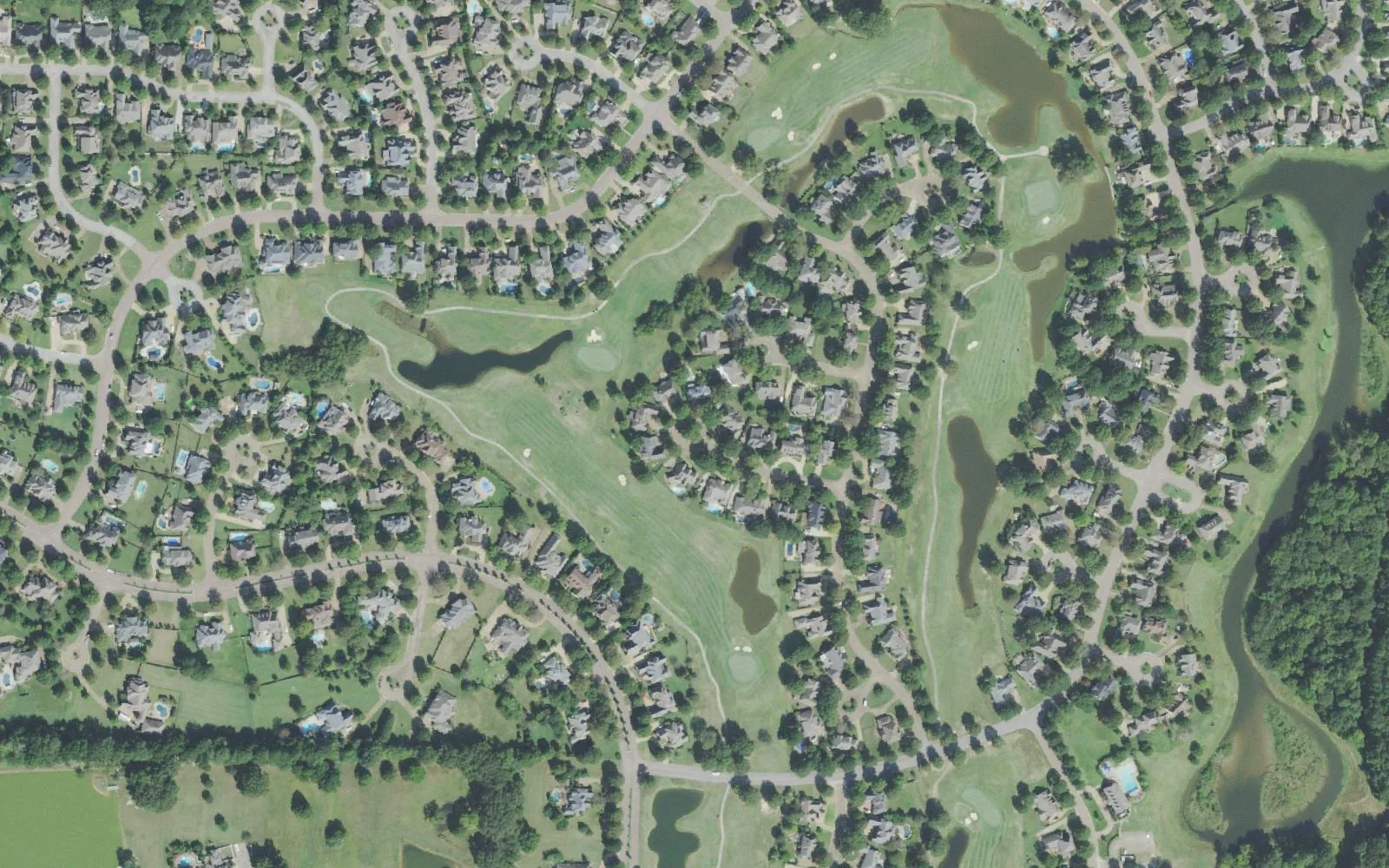 Halle Plantation in Collierville from the air: homes on wooded streets around ponds and the fairways of the Memphis National Golf Course